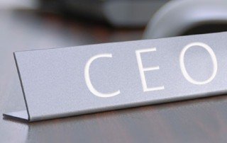 naambordje met CEO erop